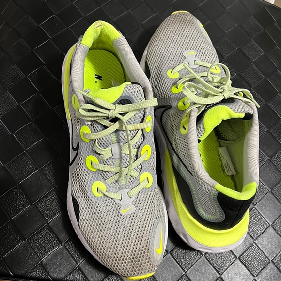 Nike size 10, grey colour with a touch of lemon green and black - Picture 6 of 7